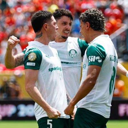 Jogadores do Palmeiras comemoram o primeiro gol sobre o Al Ahly, pelo Mundial Jogadores do Palmeiras comemoram o primeiro gol sobre o Al Ahly, pelo Mundial
