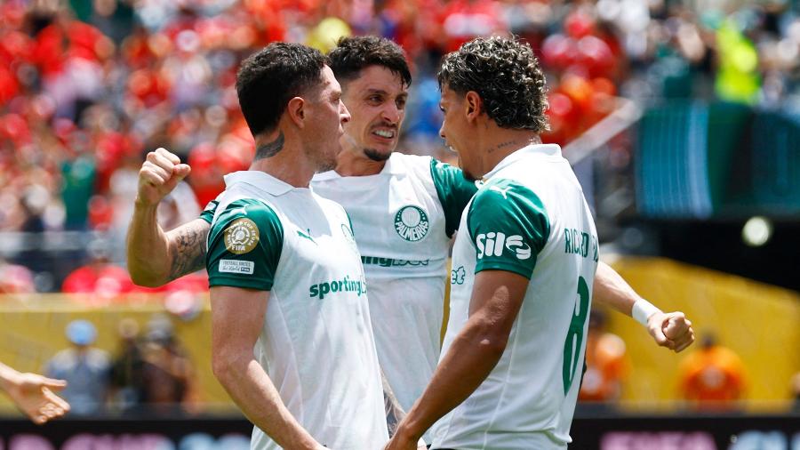 Jogadores do Palmeiras comemoram o primeiro gol sobre o Al Ahly, pelo Mundial Jogadores do Palmeiras comemoram o primeiro gol sobre o Al Ahly, pelo Mundial