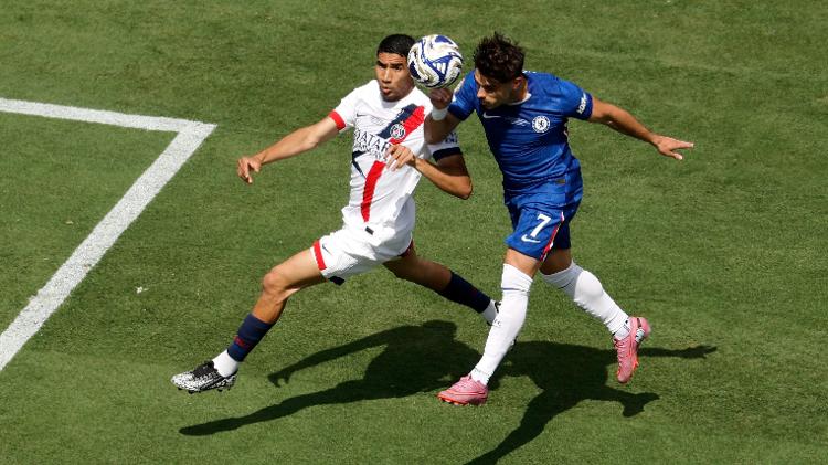 Hakimi, do PSG, e Pedro Neto, do Chelsea, em ação durante a final do Mundial Hakimi, do PSG, e Pedro Neto, do Chelsea, em ação durante a final do Mundial