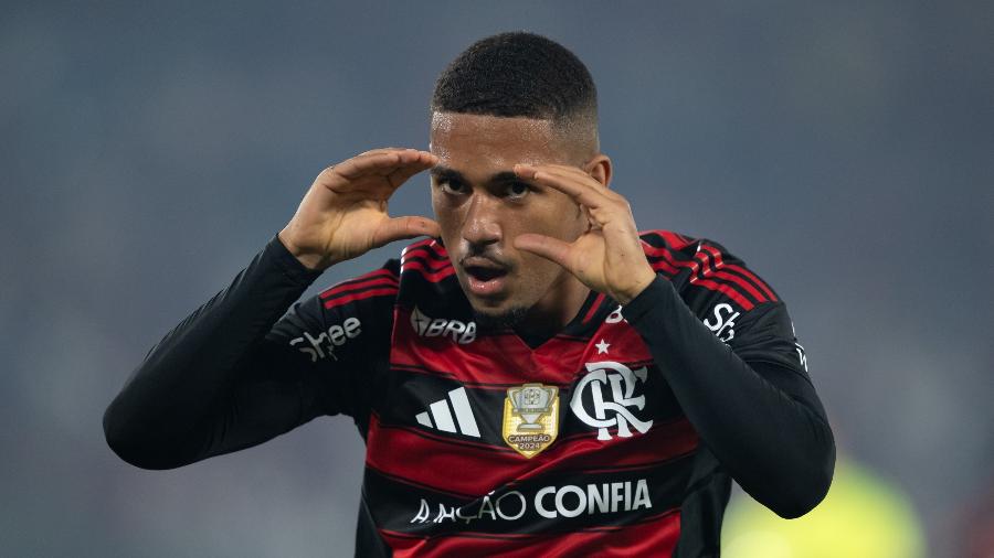 Samuel Lino celebra gol em Flamengo x Vitória, partida do Brasileirão