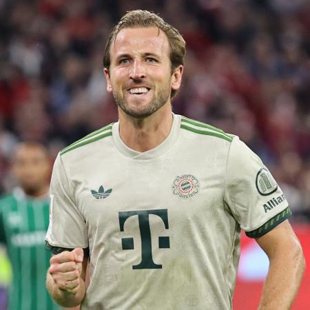 Harry Kane comemora gol do Bayern de Munique sobre o Werder Bremen em jogo do Campeonato Alemão