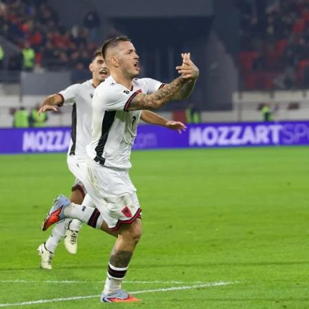 Rey Manaj, da Albânia, comemora gol diante da Sérvia com gesto que já rendeu polêmica Rey Manaj, da Albânia, comemora gol diante da Sérvia com gesto que já rendeu polêmica
