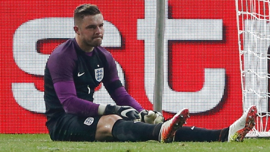Jack Butland fica no chão durante a partida entre Inglaterra e Alemanha - Carl Recine/REUTERS