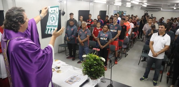 Padre celebra missa e mostra flâmula da Chapecoense no CT Ninho do Urubu - Gilvan de Souza/ Flamengo