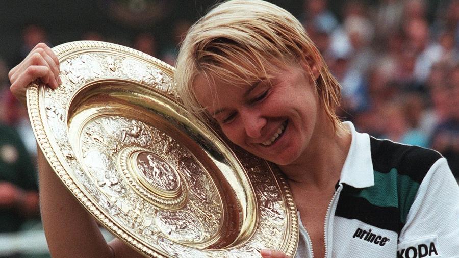 Jana Novotna com o título de Wimbledon em 1998  - Pascal Pavani/AFP