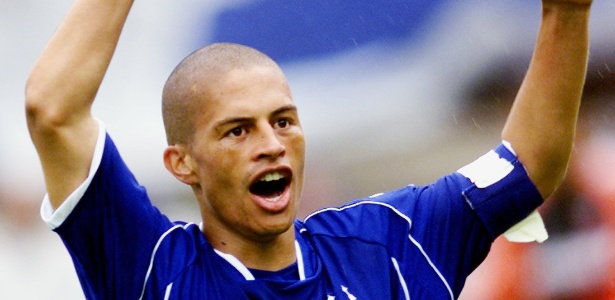 Alex em ação pelo Cruzeiro em 2003; meia liderou o time na conquista da "Tríplice Coroa" - REUTERS/Bruno Domingos