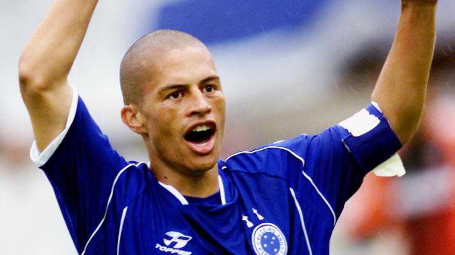Alex, do Cruzeiro, comemora gol marcado contra o Fluminense no Brasileiro de 2003, vencido pelo clube mineiro - REUTERS/Bruno Domingos