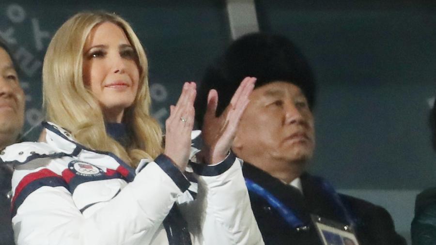 Ivanka Trump aplaude durante cerimônia de encerramento; ao fundo, Kim Yong Chol, da Coreia do Norte - LUCY NICHOLSON/REUTERS