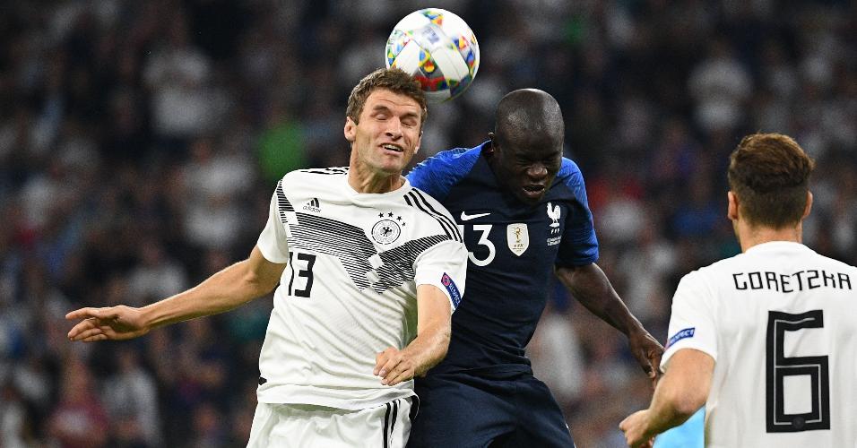 Thomas Muller e Kanté disputam a bola pelo alto no jogo entre Alemanha e França