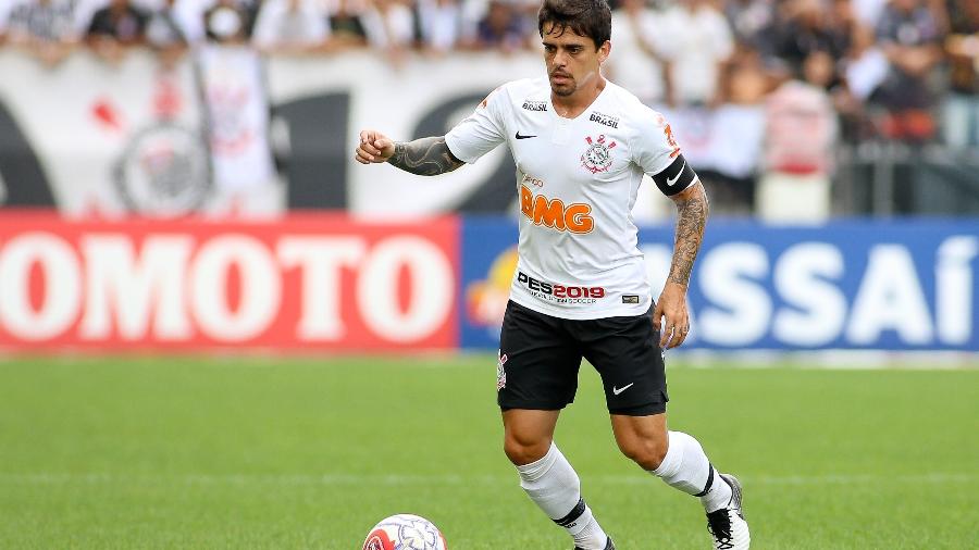 Fagner controla a bola durante partida do Corinthians contra o São Caetano no Campeonato Paulista - Rodrigo Coca/ Ag. Corinthians 