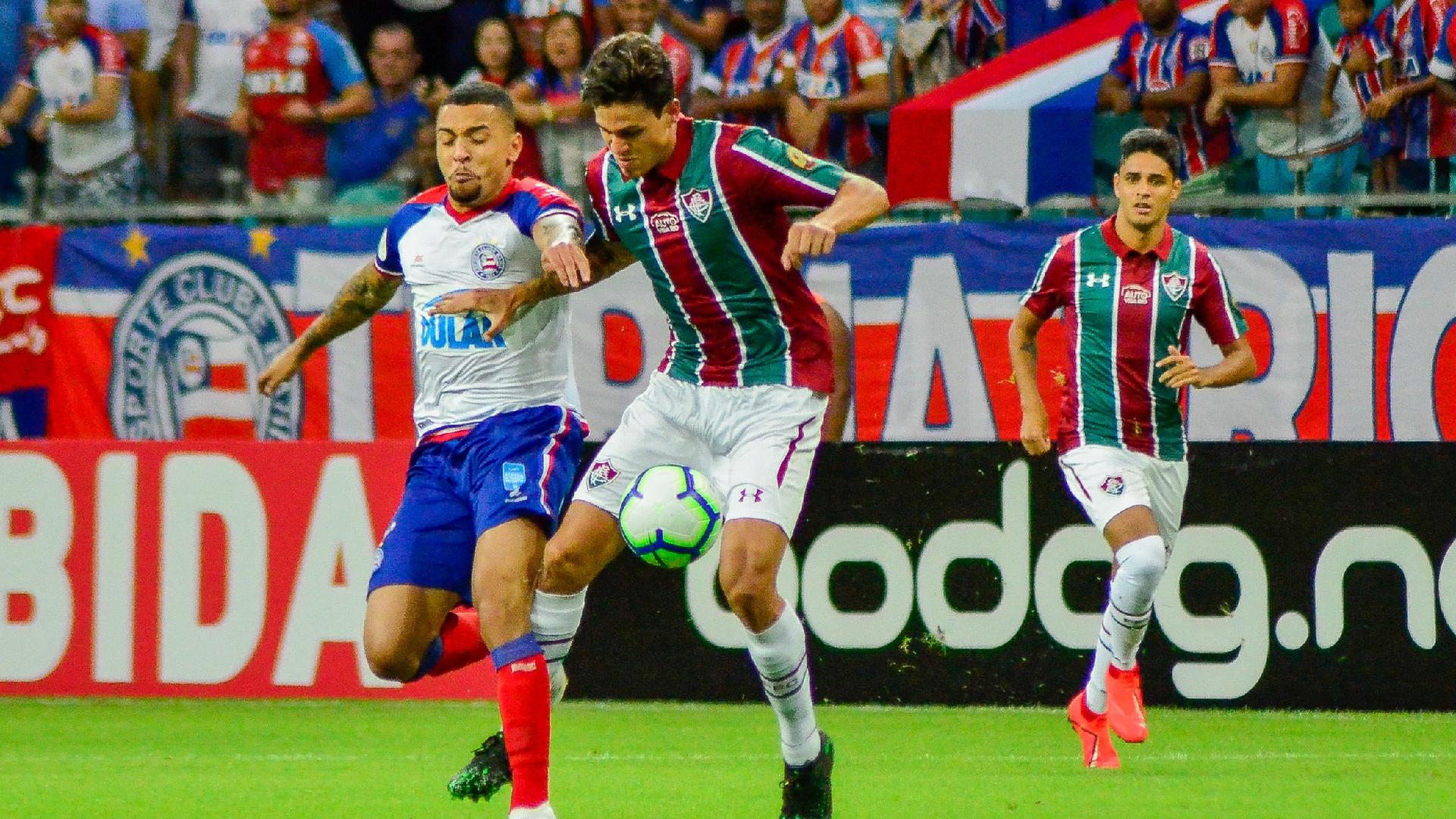 Pedro disputa bola durante partida entre Fluminense e Bahia