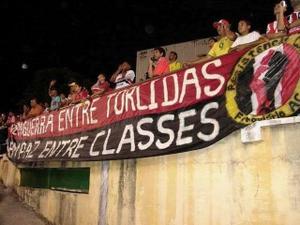 "Nem guerra entre torcidas, nem paz entre as classes", diz faixa da Ultras Resistência Coral - Divulgação - Divulgação