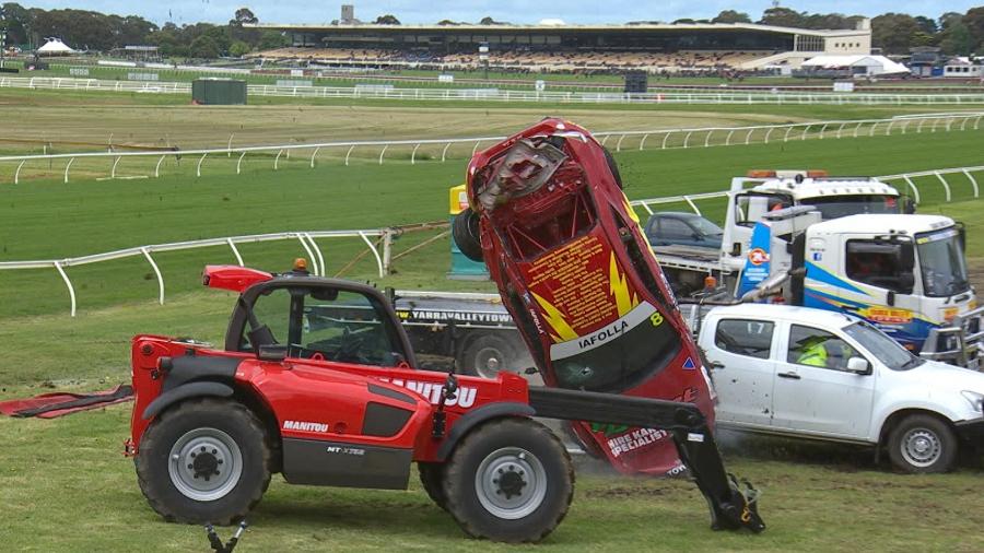 Carro do piloto australiano John Iafolla atinge veículo da organização após capotagens em corrida - Divulgação