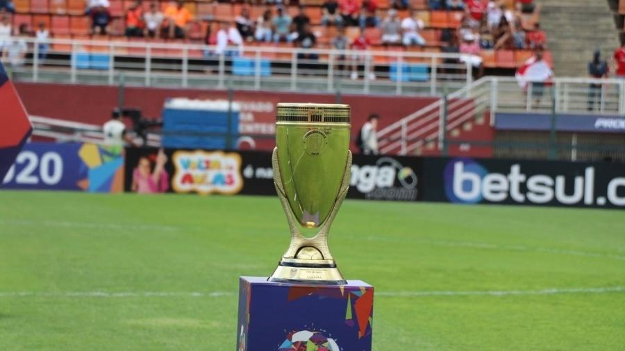 Taça da Copa São Paulo 2020 exposta no gramado do estádio do Pacaembu antes da final entre Inter e Grêmio - Divulgação/Internacional