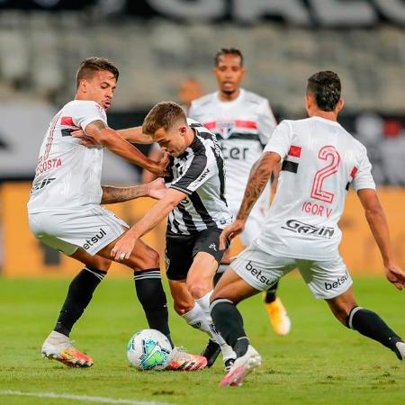 Diego Costa e Igor Vinícius tentam apertar marcação durante Atlético-MG x São Paulo - Divulgação/CAM