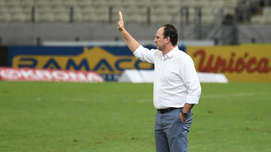 Rogério Ceni comanda o Fortaleza diante do Ceará, pela final do Cearense - Kely Pereira/AGIF