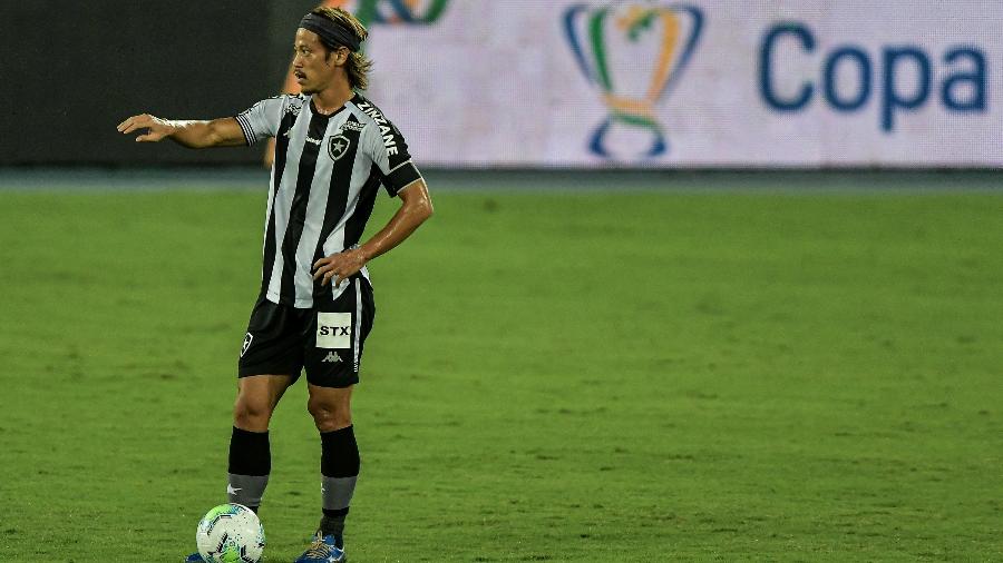 Honda, do Botafogo, durante a partida contra o Cuiabá - Thiago Ribeiro/AGIF