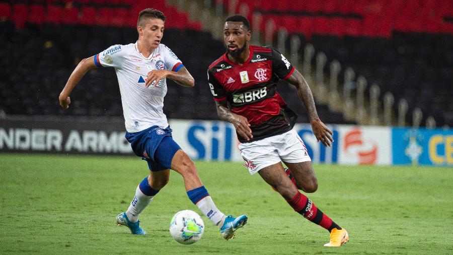 Gerson, do Flamengo, acusa Ramírez, do Bahia, de racismo; na foto, eles disputam bola - Alexandre Vidal/Flamengo