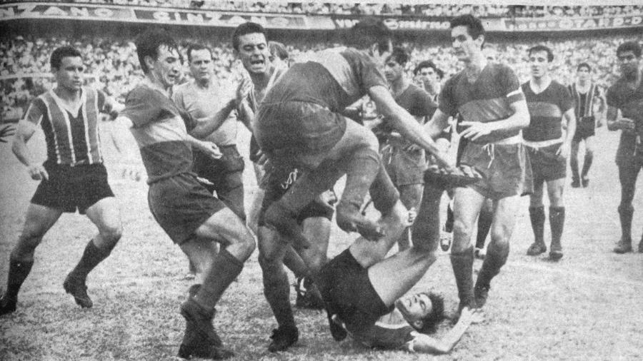 Almir (centro) salta e briga no Boca x Chacarita de 1962 na Bombonera - Reprodução El Gráfico