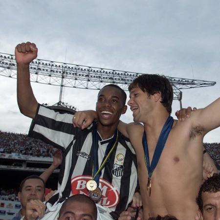 Robinho e Diego comemoram título brasileiro do Santos em 2002 Robinho e Diego comemoram título brasileiro do Santos em 2002