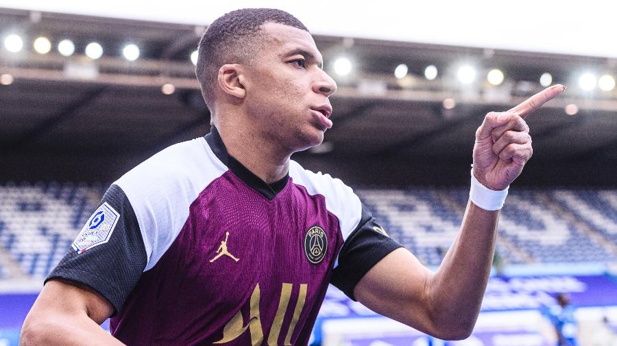 Artilheiro do Campeonato Francês, Mbappé comemora gol marcado contra o Strasbourg - Marcio Machado/Getty Images