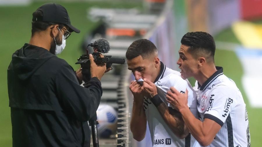Gabriel beija a camisa do Corinthians após fazer gol no Palmeiras, pela terceira rodada do Brasileirão - Marcello Zambrana/AGIF
