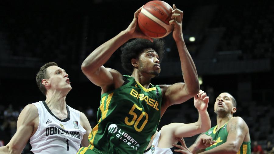 Bruno Caboclo em ação pelo Brasil contra a Alemanha no pré-olímpico masculino de basquete - Ivo Cagalj/Pixsell via Xinhua