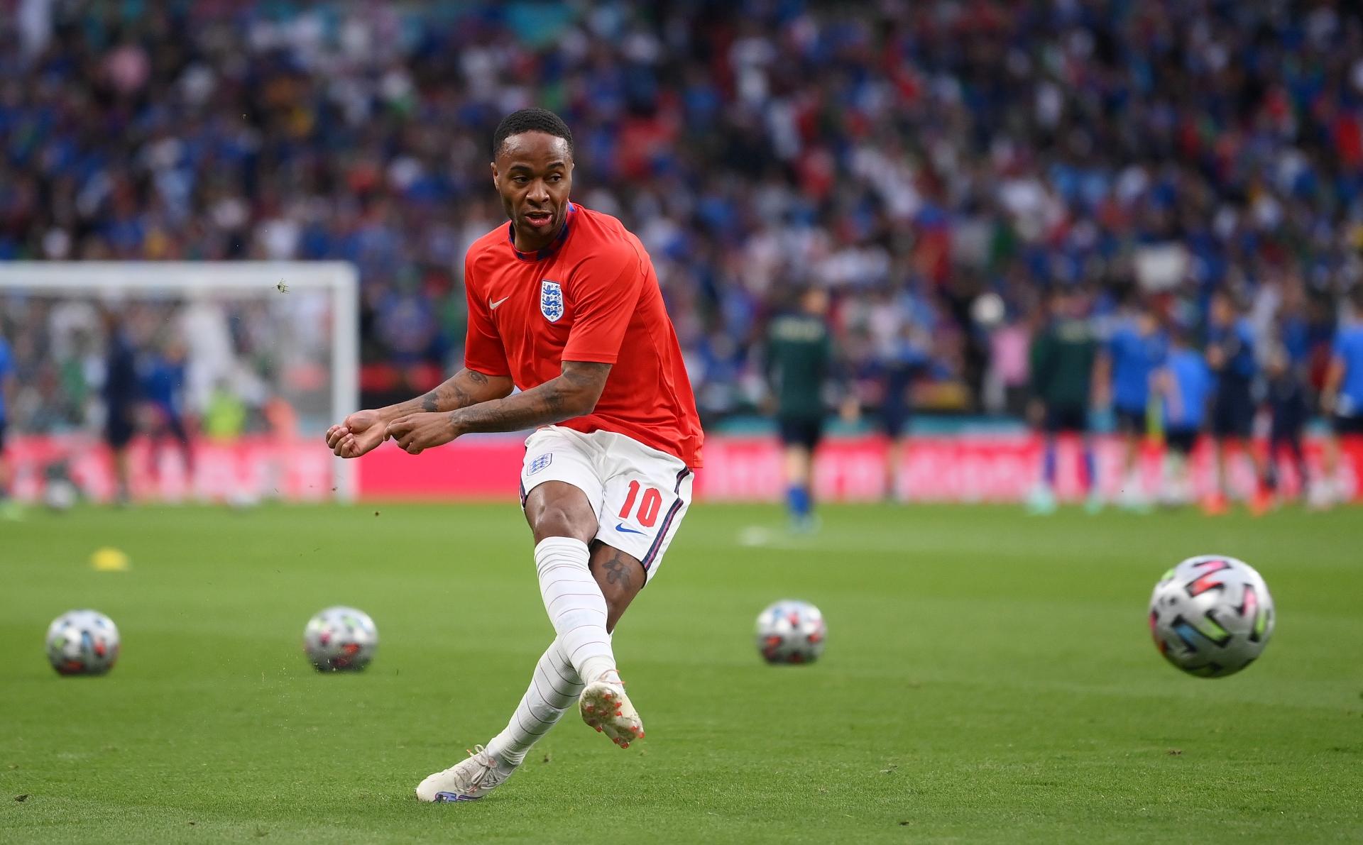 Sterling, destaque da Inglaterra na Eurocopa, faz últimos exercícios antes da final - Laurence Griffiths/Getty Images