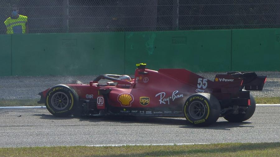 Parte dianteira do carro de Carlos Sainz ficou destruída após batida no muro - Reprodução/Twitter