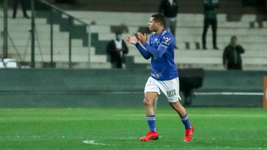 Adriano comemora gol do Cruzeiro contra o Coritiba na Série B - Robson Mafra/AGIF