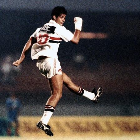 Raí comemora gol pelo São Paulo contra o Newell's Old Boys, em 1993