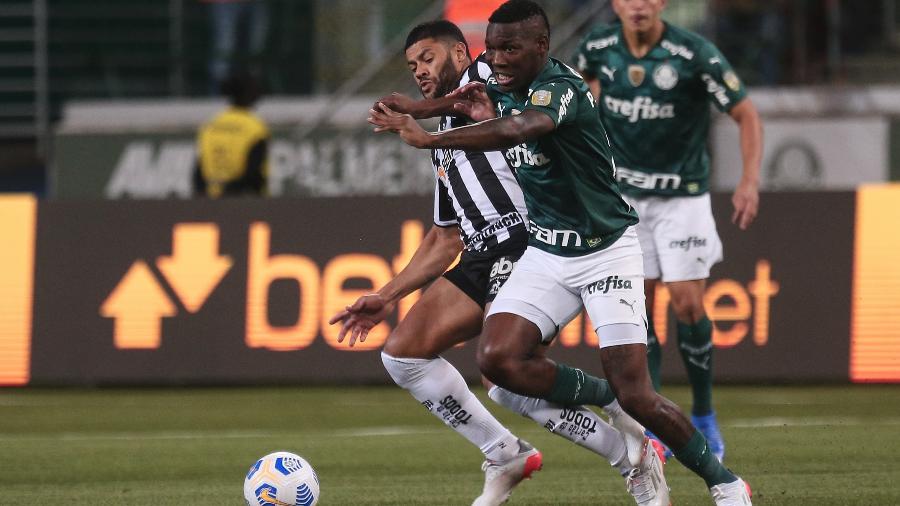 Patrick de Paula e Hulk disputam a bola em jogo entre Palmeiras e Atlético-MG - Ettore Chiereguini/AGIF