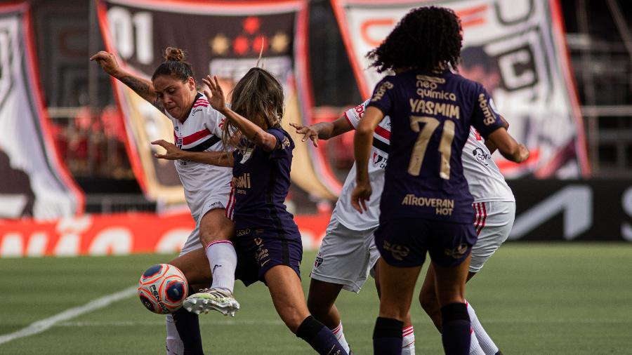 Jogadoras de São Paulo e Corinthians brigam pela bola na final do Paulistão feminino - VAN CAMPOS/FOTOARENA/FOTOARENA/ESTADÃO CONTEÚDO