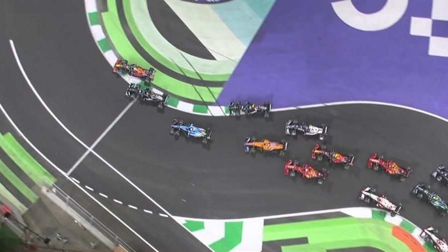 Max Verstappen passa Lewis Hamilton por fora da pista na segunda largada do GP da Arábia Saudita  - Fórmula 1
