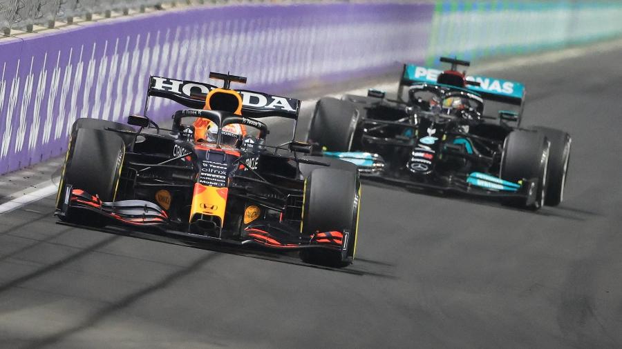 Max Verstappen (Red Bull) e Lewis Hamilton (Mercedes) durante o GP da Arábia Saudita - Giuseppe CACACE / AFP