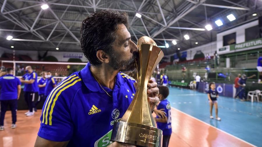 Filipe Ferraz beija taça do Campeonato Mineiro - Divulgação