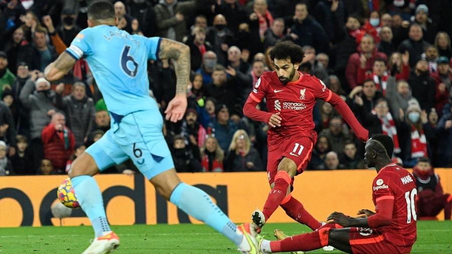 Mohamed Salah marca o segundo gol do Liverpool contra o Newcastle United, pelo Campeonato Inglês - AFP
