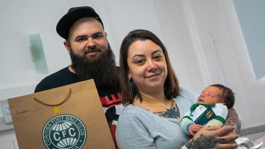 Luan, bebê que nasceu durante o show do Metallica, agora é o sócio mais jovem do Coritiba - Divulgação