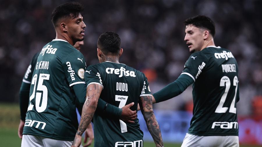 Jogadores do Palmeiras comemoram gol de Roni (contra) na partida contra o Corinthians - Ettore Chiereguini/AGIF