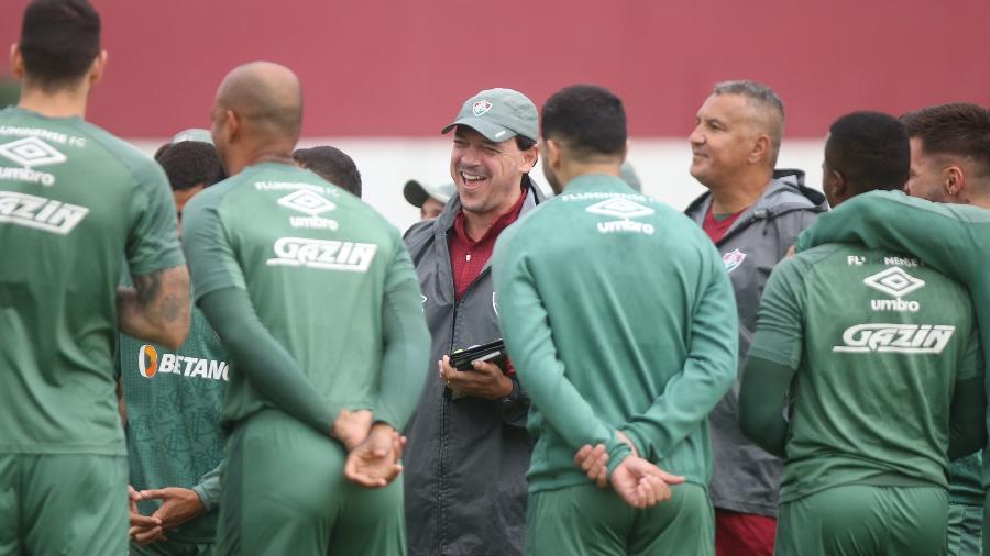 Fernando Diniz, técnico do Fluminense, conversa com o elenco no CT  - Marcelo Gonçalves / Fluminense