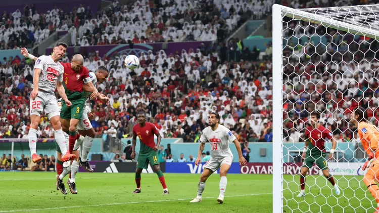 Pepe, de cabeça, marcou o segundo gol de Portugal contra a Suíça - Jay Barratt - AMA/Getty Images - Jay Barratt - AMA/Getty Images