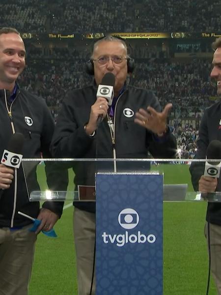 Galvão Bueno, no gramado antes da final da Copa do Mundo do Qatar - Reprodução/Globo