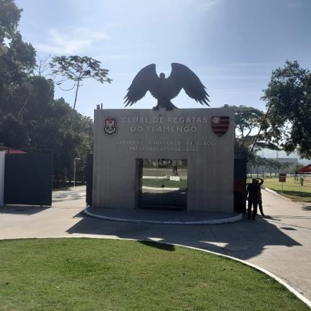 Flamengo barra UOL novamente de treino por denúncia sobre incêndio do Ninho