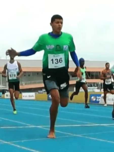 Mauricio dos Santos, o "Bolt mato-grossense" de 16 anos que calça 47 e compete descalço - Reprodução/YouTube
