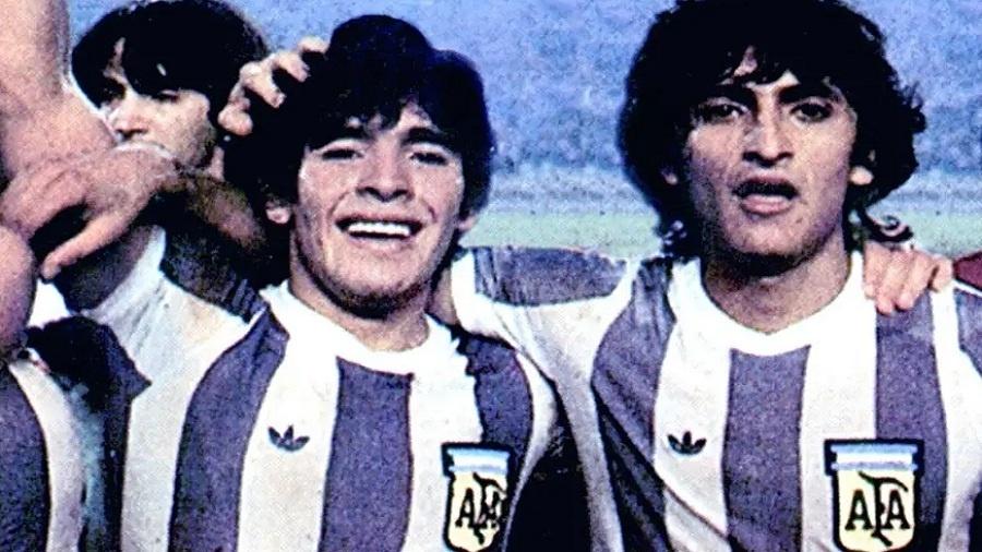 Diego Maradona e Ramón Díaz se abraçam no Mundial Juvenil de 1979 - Reprodução