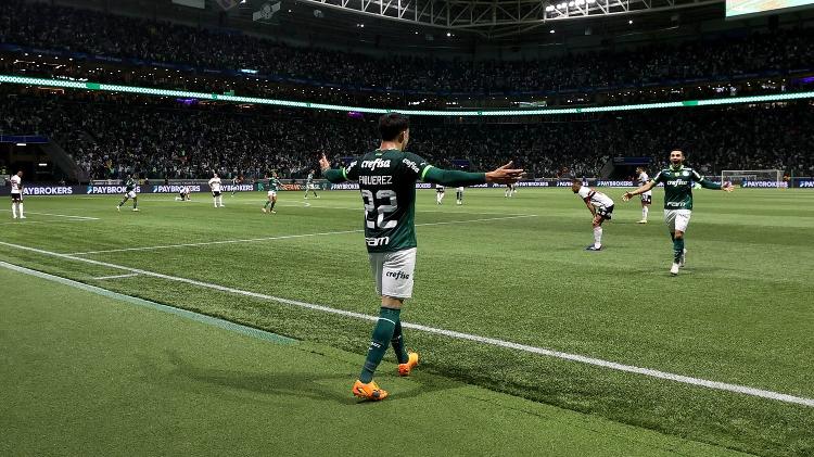 Gramado do Allianz Parque no jogo entre Palmeiras e São Paulo