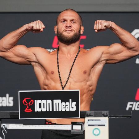 Rafael Fiziev, lutador do peso-leve do UFC, na pesagem para o UFC 79