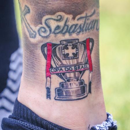 Tatuagem de Jonathan Calleri com a taça da Copa do Brasil 2023