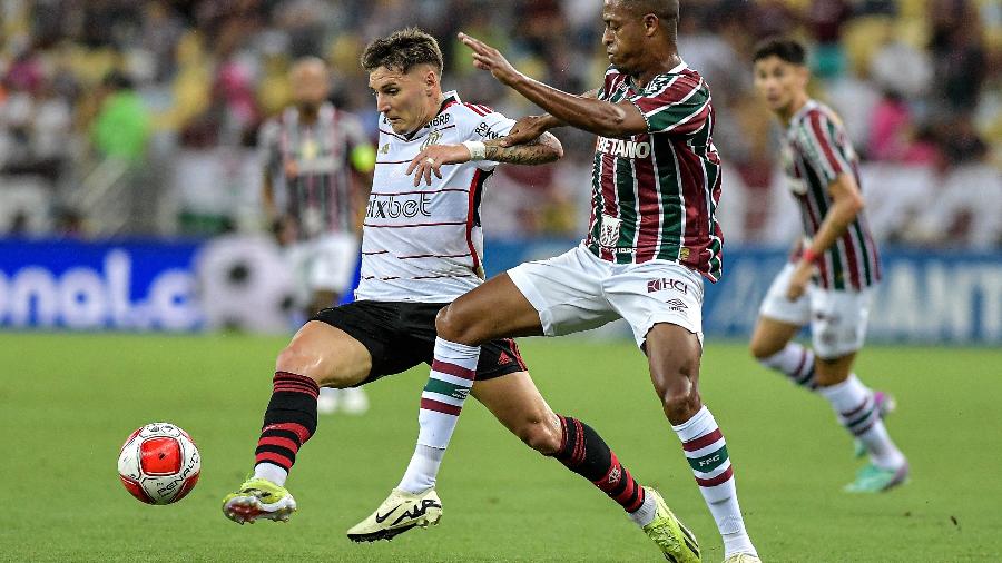 Keno, do Fluminense, disputa com Varela, do Flamengo, em jogo do Campeonato Carioca
