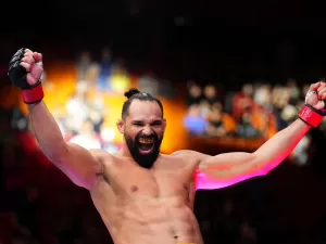 Tapa na cara, dança e golpe acrobático: quem é o Paraense Voador do UFC Rio